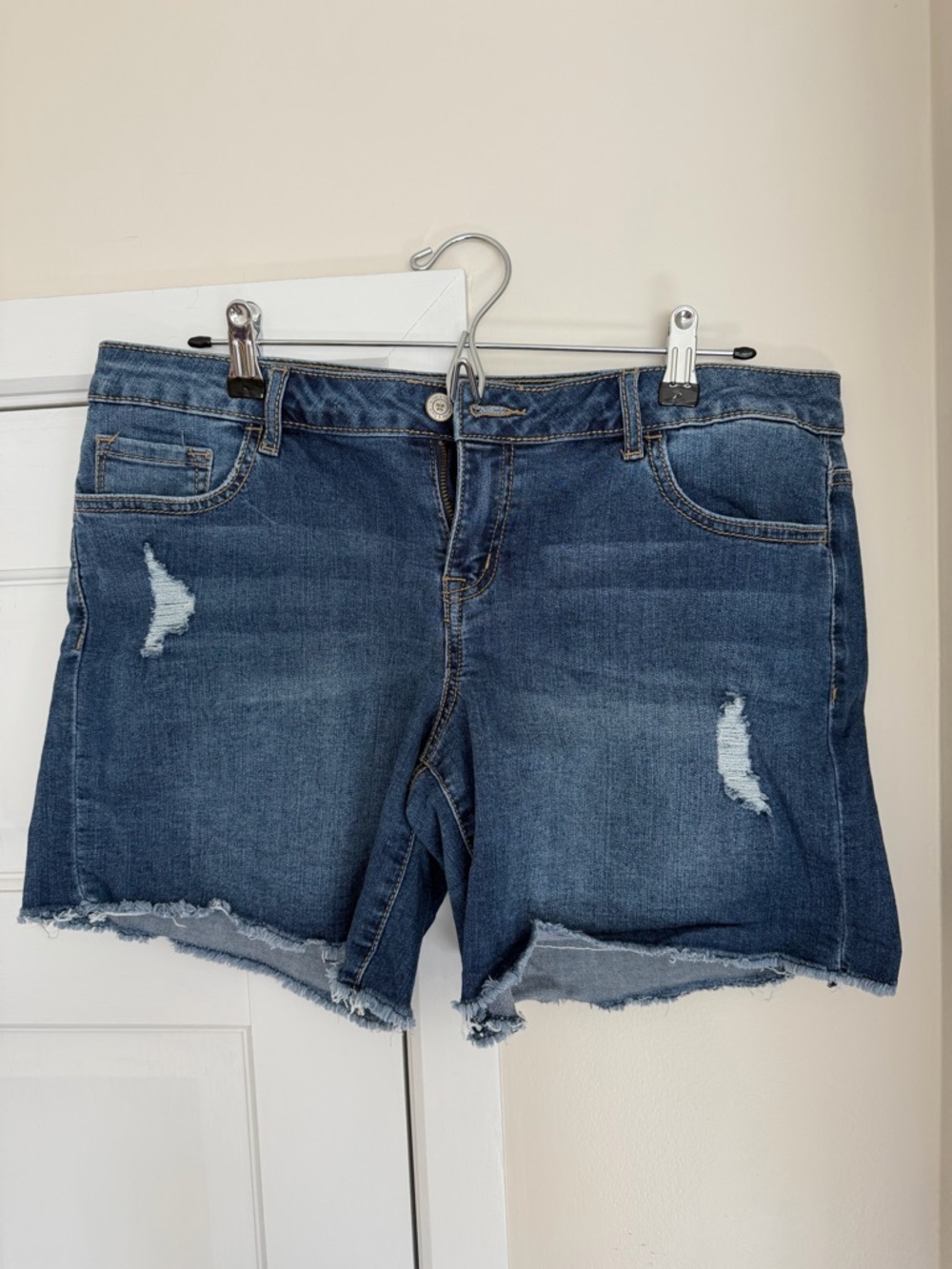 Altar’d State Distressed Denim Shorts in Medium Blue Size 29